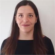 Insegnante impartisce lezioni di italiano, storia, scienze, geografia, arte, letteratura